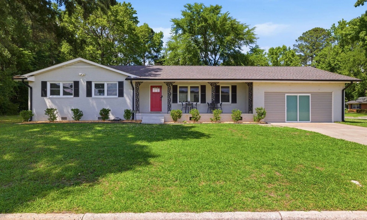 Smithfield House | Pet Friendly sleeps 10 Fenced Yard Garage Studio