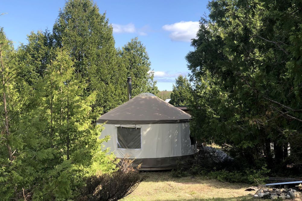 Manitoulin District Cabin | Pet-Friendly Yurt Escape in the Ontario Countryside - Perfect for Romantic Getaways in Tehkummah
