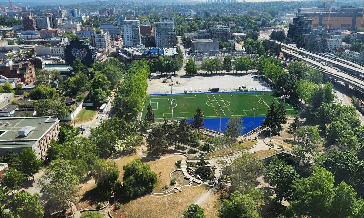 Crosstown Condo | Pets ok View Suite 3 bed (2 bed + den) 2 bath, 1201 Sqft. Rogers Arena Skytrain
