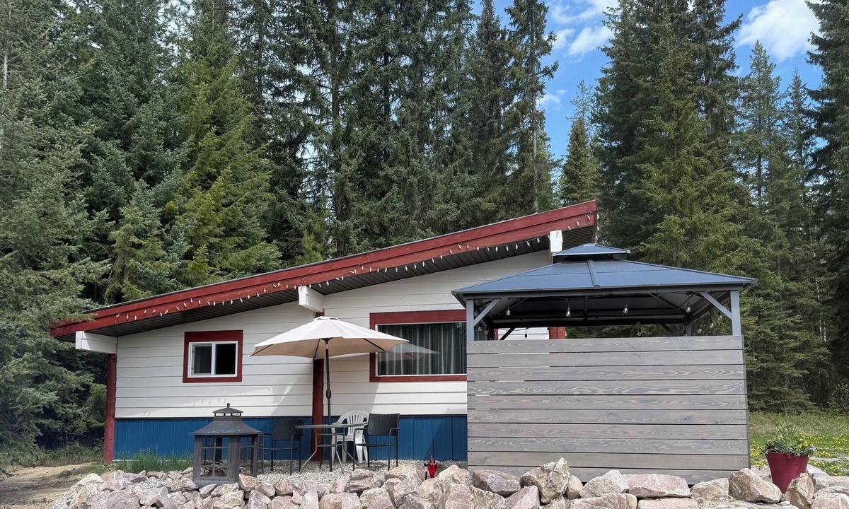 Golden Ski Chalet | Pine Marten Wilderness Cabin - Hot Tub & Mountain Views