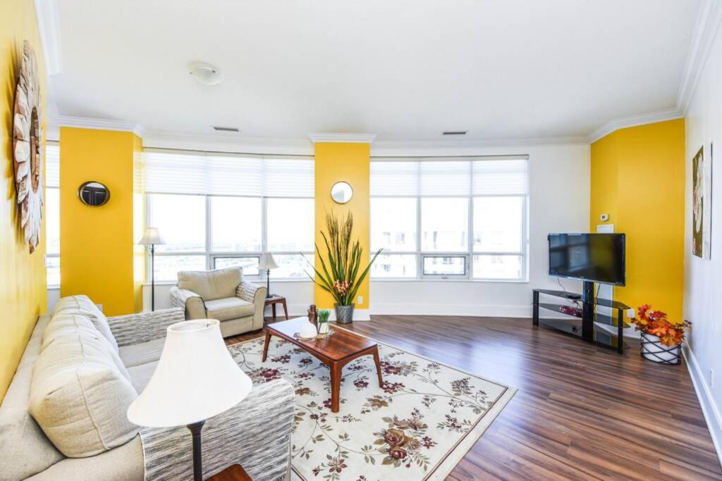 Downtown Mississauga Apartment | PlanURstay - Panoramic Penthouse