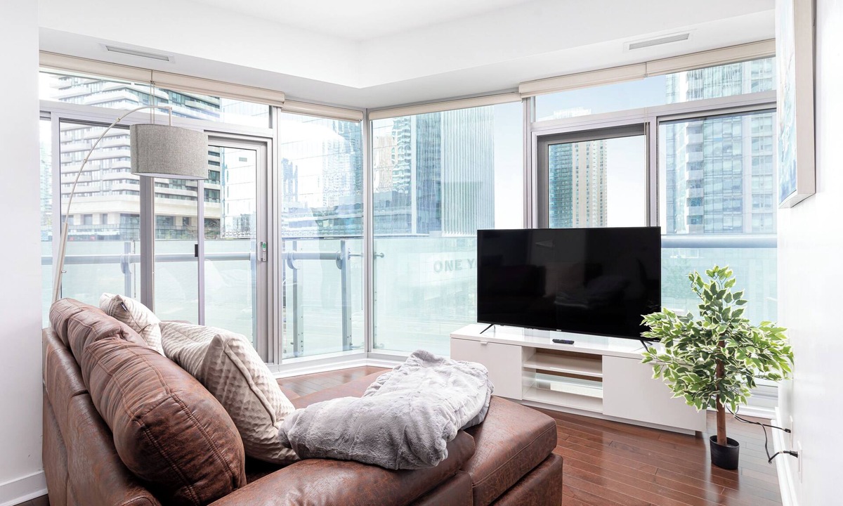 Niagara Hotel | Plush Hotel -Downtown Toronto 2 bedroom suite near CN Tower