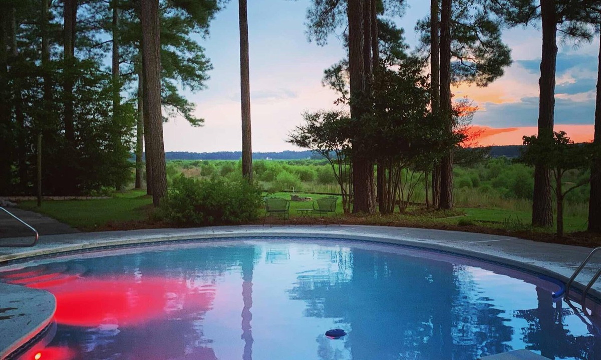 Vass House | Pool side Paradise near Fort Bragg, Pinehurst, Southern Pines, hot tub & Golf!