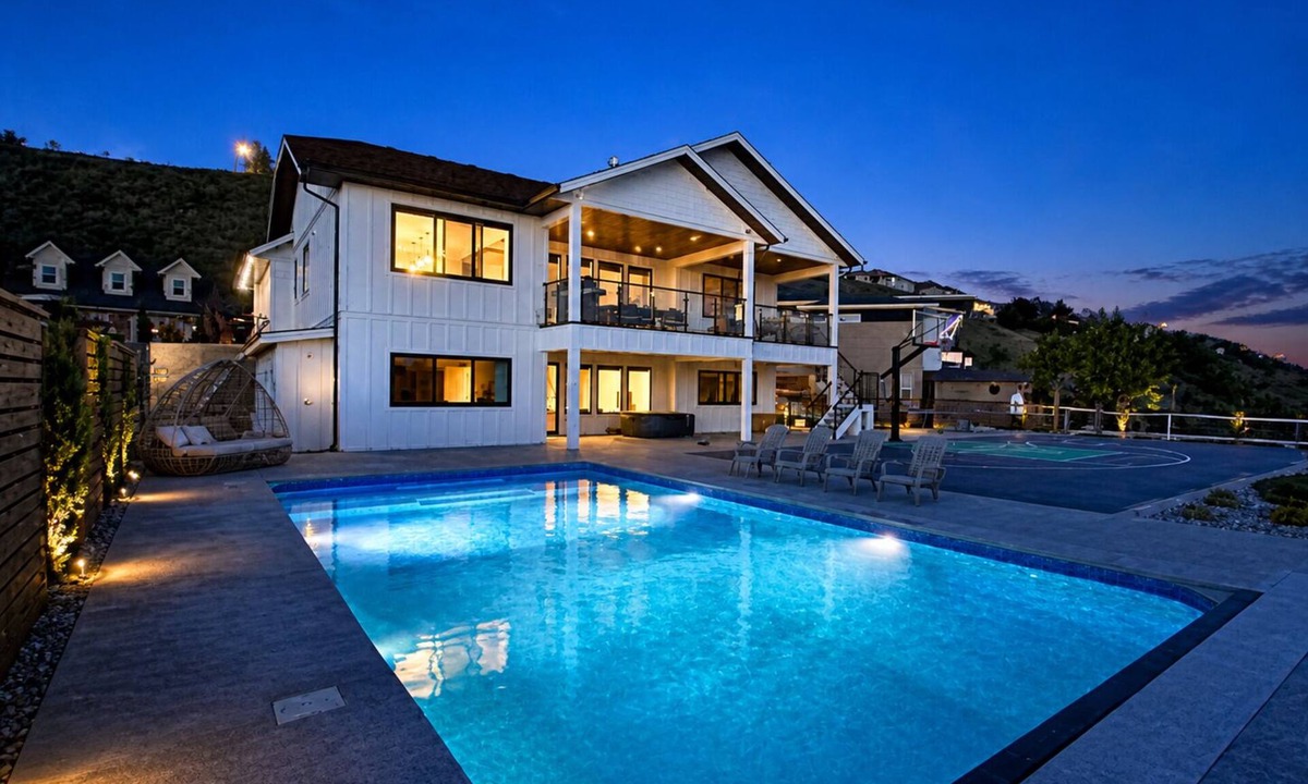 Foothills House | Poolside retreat with private basketball court