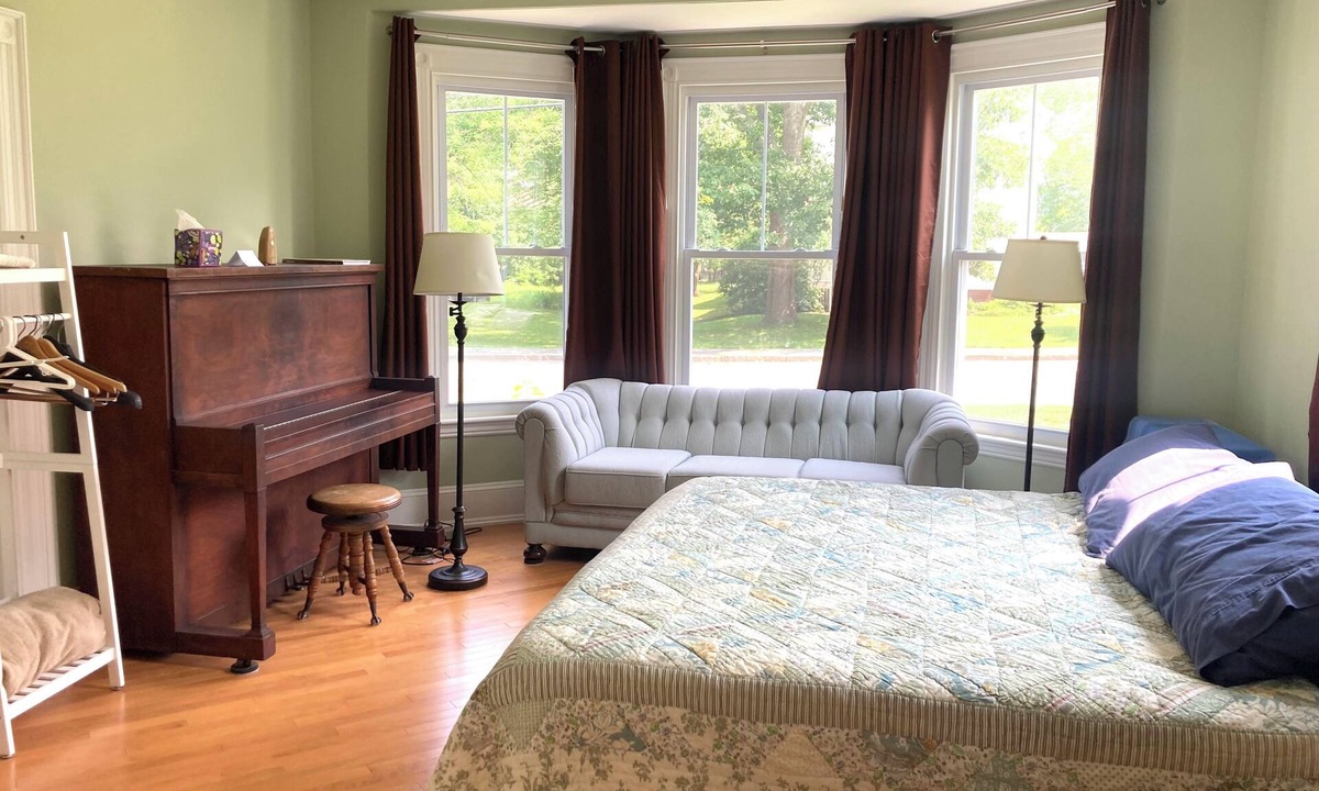 Freeport House | Private 1st Floor Studio in Victorian Home - Steps to LL Bean, Downtown Freeport