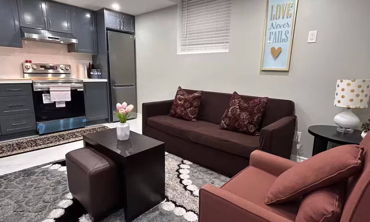 Pickering House | Private 3bedroom Unit, Private entry, 2 parking- pet/smoke free