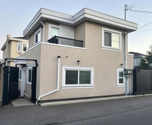 Sunset House | Private 3BR 2BA Laneway Home and Parking