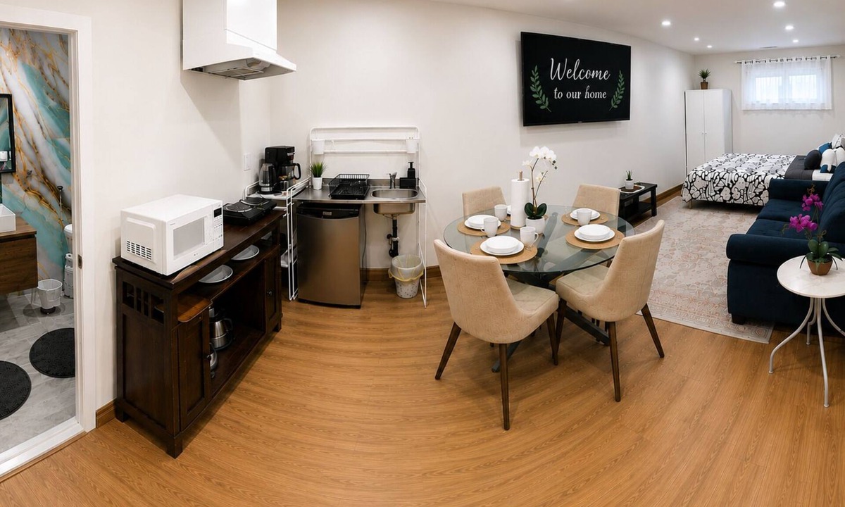 Brossard House | Private beautiful Suite in a Bungalow lower floor