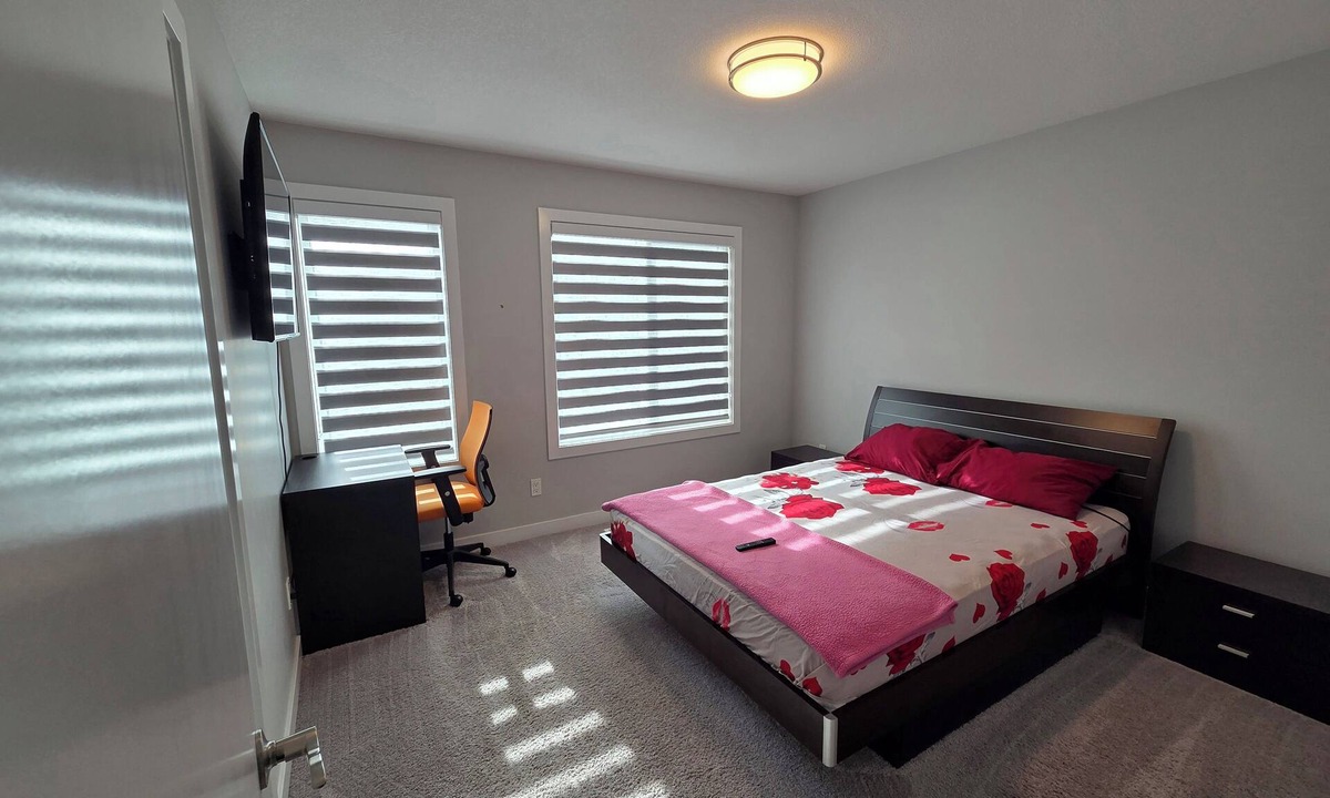 Southwest Edmonton House | Private Executive Suite| Ensuite, Walk-In Closet | Central AC | Near Airport