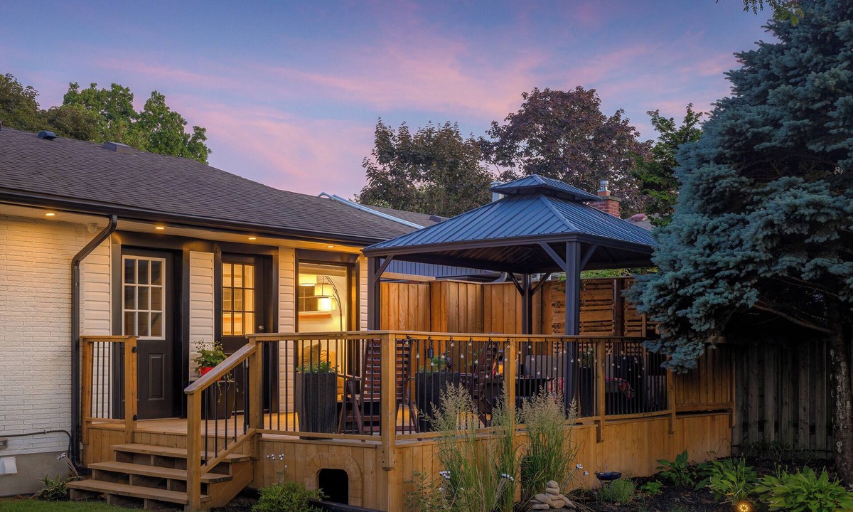 St. Catharines Bed & Breakfast | Private guest suite - near Niagara Falls