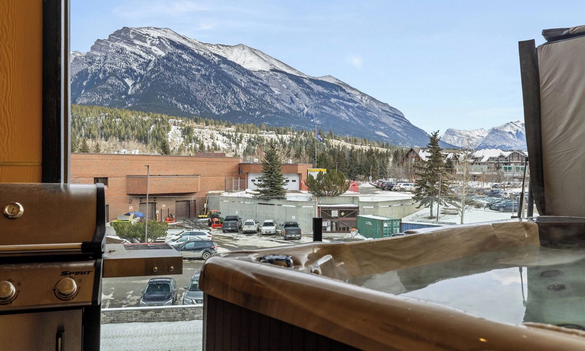 Teepee Town House | Private Hot Tub - 10Mins Walk to Downtown - Mountain Views