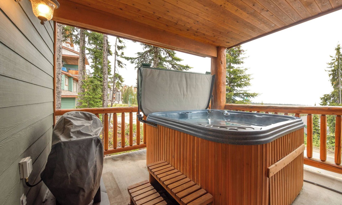 Big White Ski Resort Condo | Private Hot Tub! 2 Bed, 2 bath Condo in Big White Village