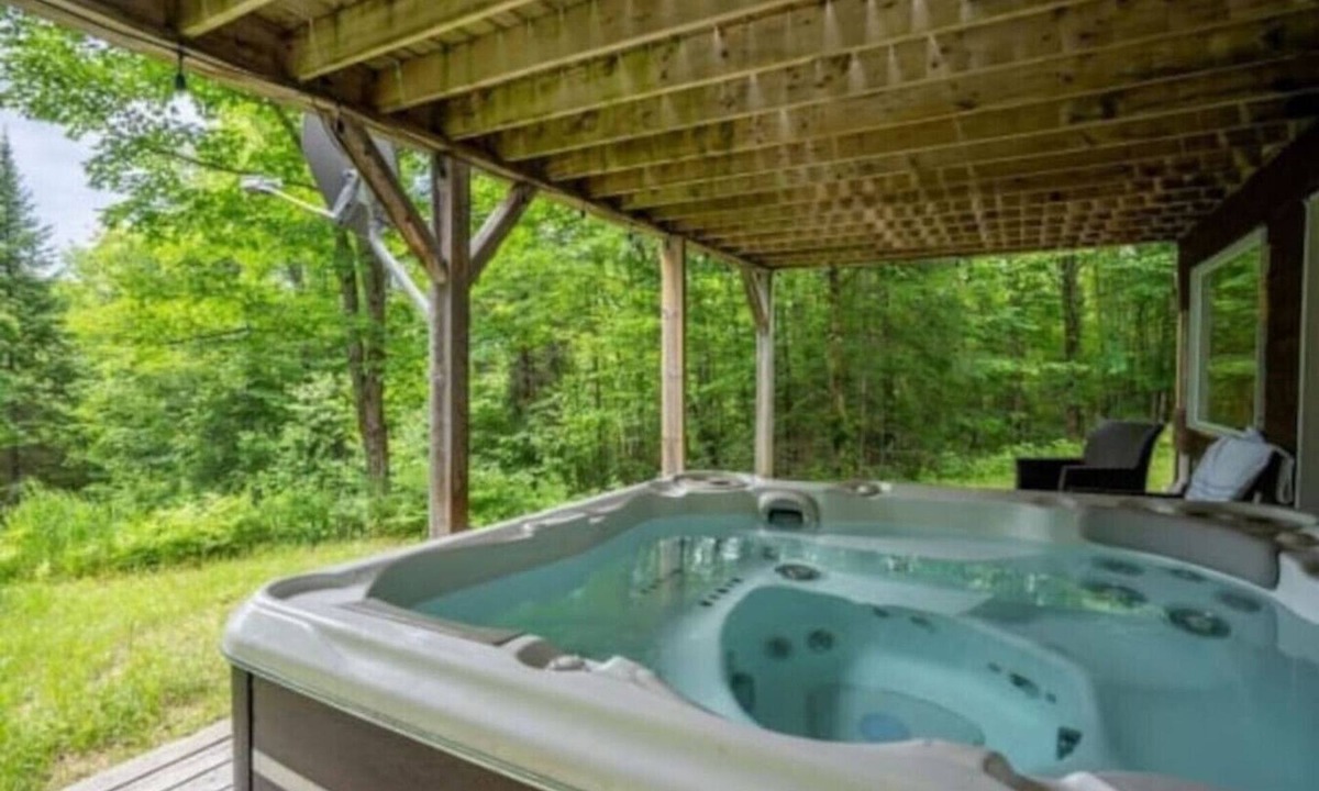 Val-des-Lacs Ski Chalet | Private Hot Tub | Hiking | Skiing | Carriole