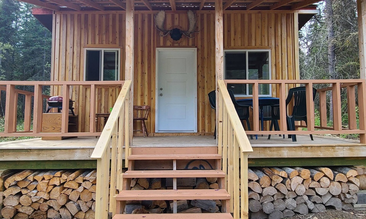 Mount Lorne Cabin | Private lakefront cabin with mountain views