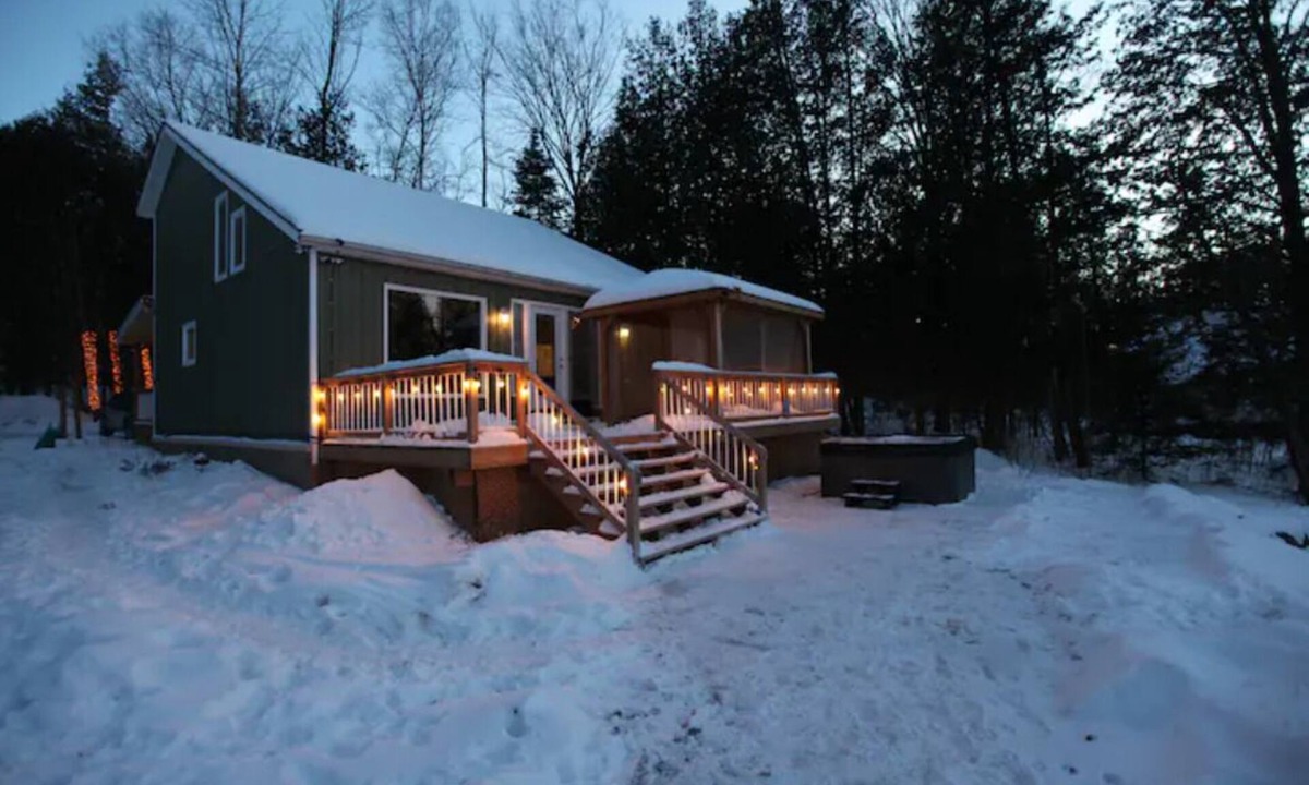 Bexley Cottage | Private Sandy Beach Waterfront Cottage