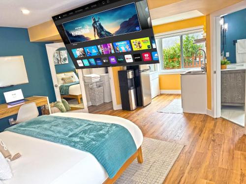 Williams Lake House | Private Studio - 5 Min to DT - Self Check-In - 75 Inch TV