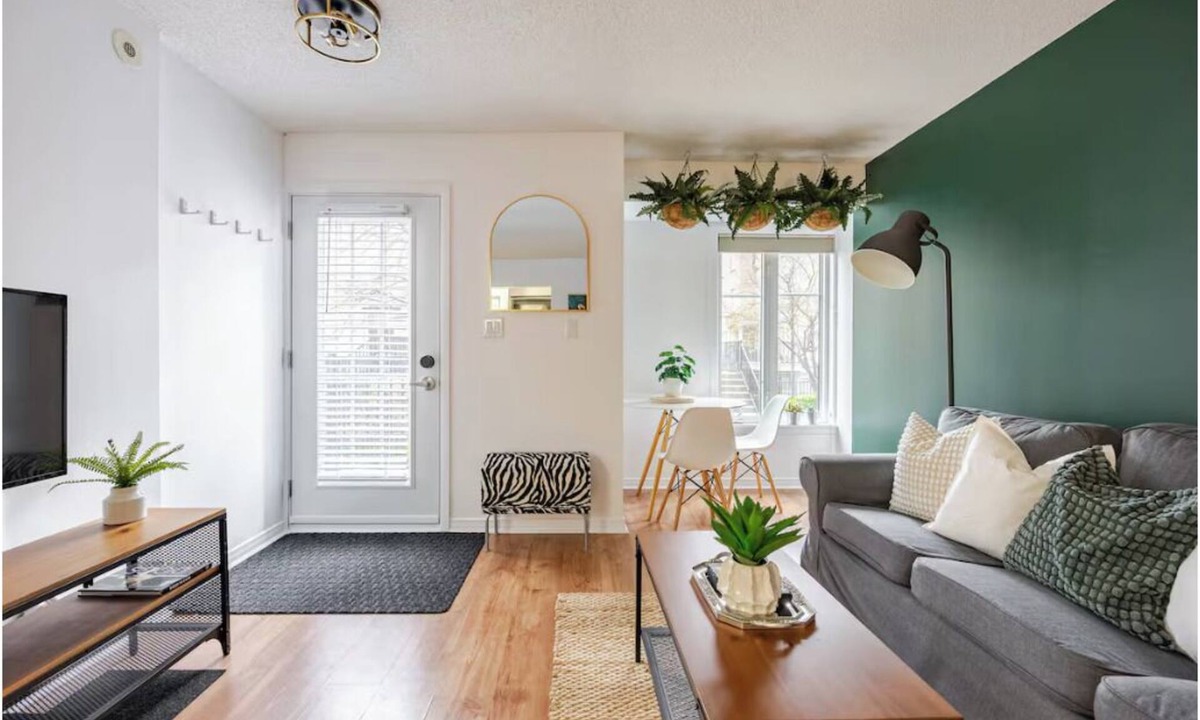 Niagara House | Quiet 1 bed 2 bath Townhome with Parking