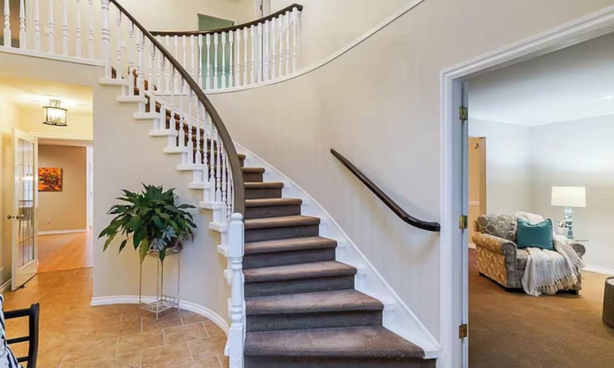 Surrey Newton House | Quiet Queen Bedroom with Ensuite Bathroom
