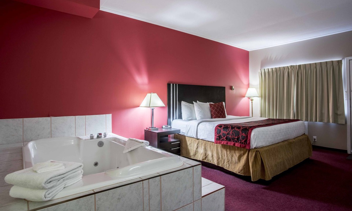 100 Mile House Hotel | Ramada by Wyndham 100 Mile House