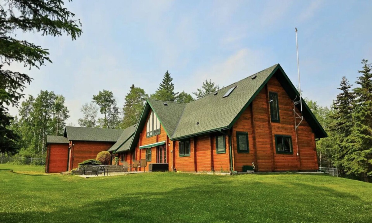 Central Alberta Cabin | (RARE WATERFRONT) Stunning Private Lakefront Lodge - Sleeps 16