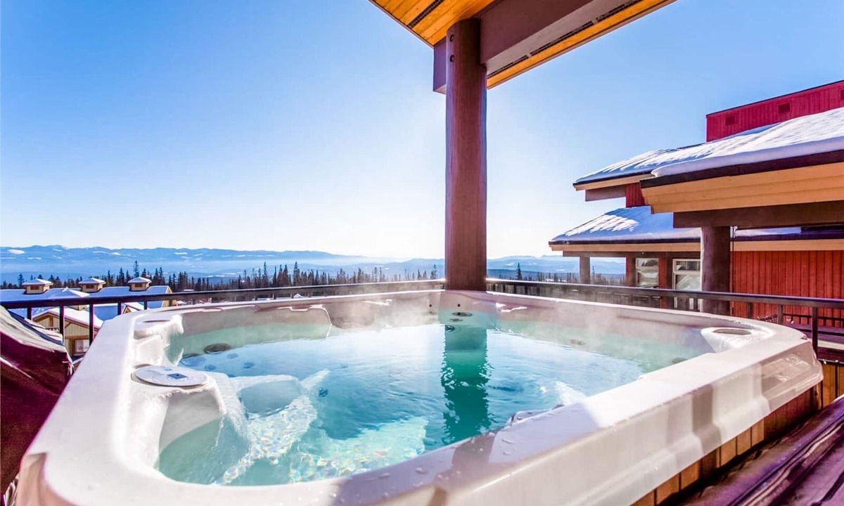 Big White Ski Resort Condo | Raven’s Reach Chalet - Ski-in with private hot tub