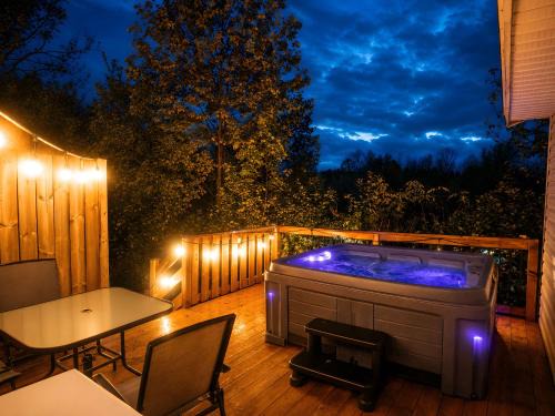 Saint-Tite-des-Caps Ski Chalet | Relaxing Chalet Getaway with Spa Fireplace & BBQ