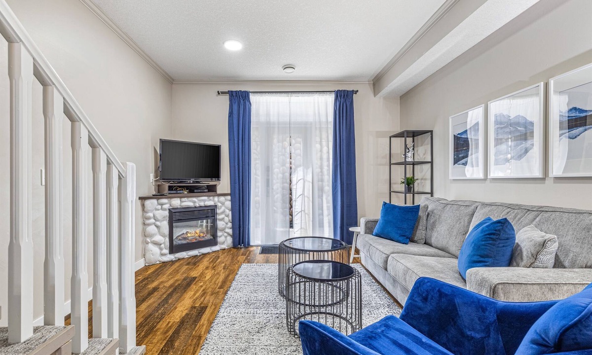 Canmore Ski Chalet | Relaxing Chalet - Heated Pool & Hot Tub - Pet Friendly