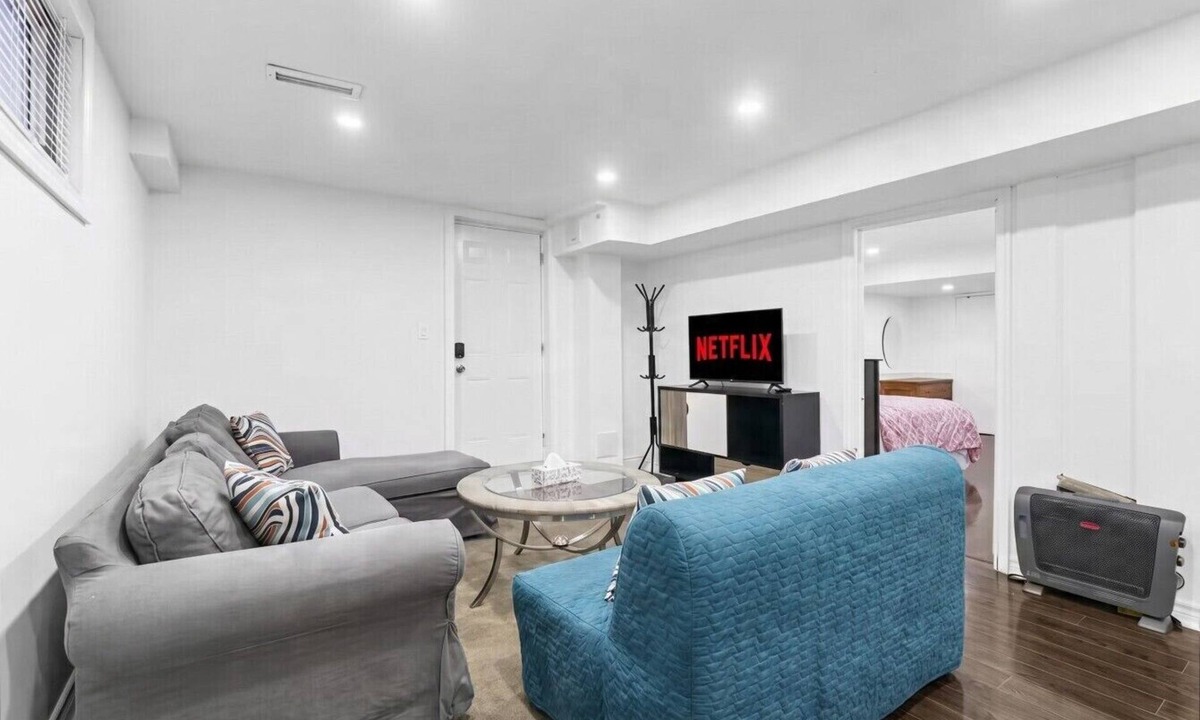 Erin Mills Condo | Relaxing Home Base | Quiet Area & Cozy Living