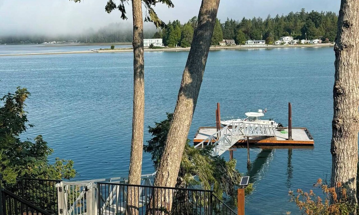 Juan de Fuca Electoral Area Apartment | Relaxing Waterfront Haven