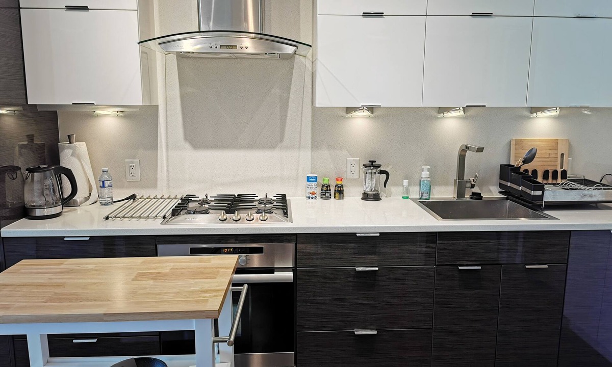 Kitsilano Condo | Relocation special/Kits Garden View Condo