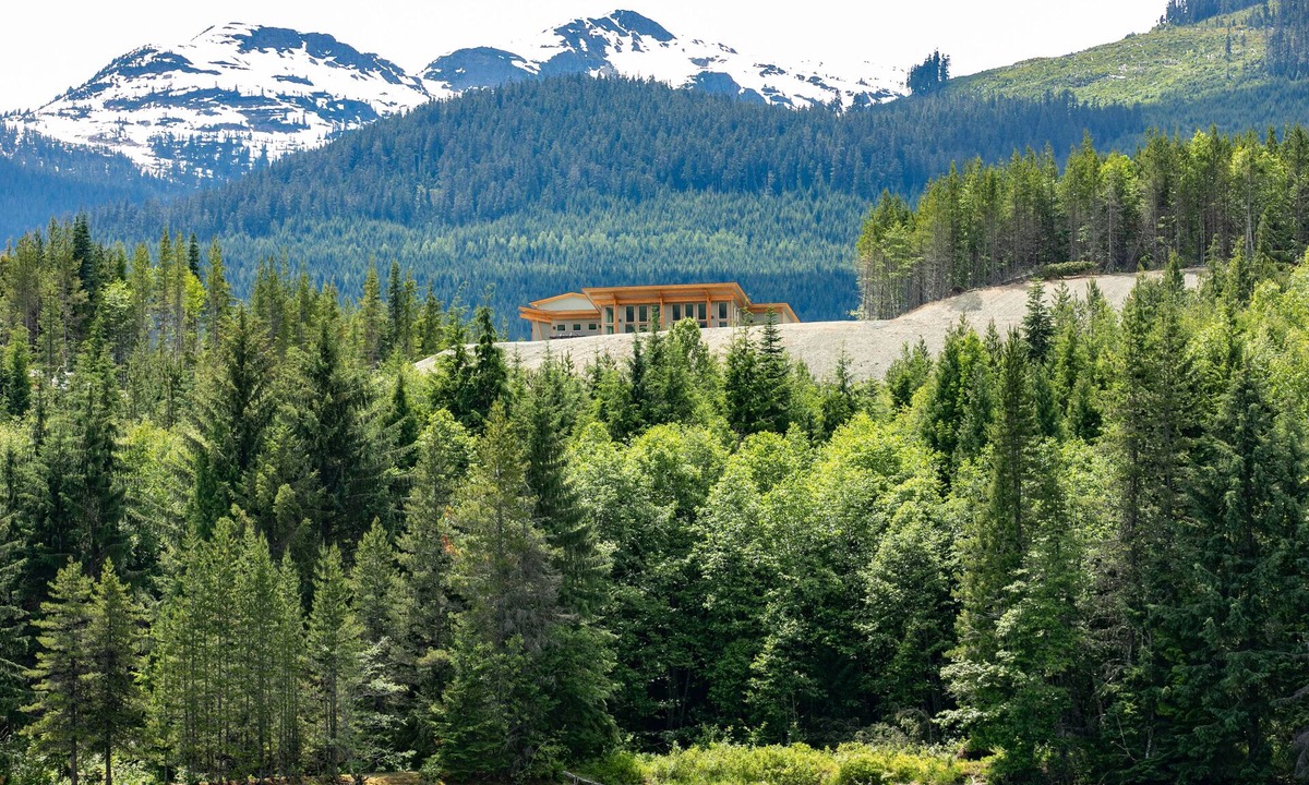 Usk House | Remote Luxury Waterfront Mountain Estate
