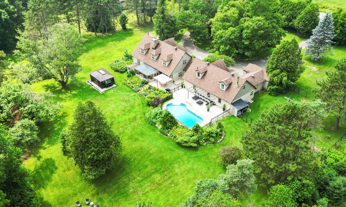 Lachute House | Renovated vintage cottage spa pool river