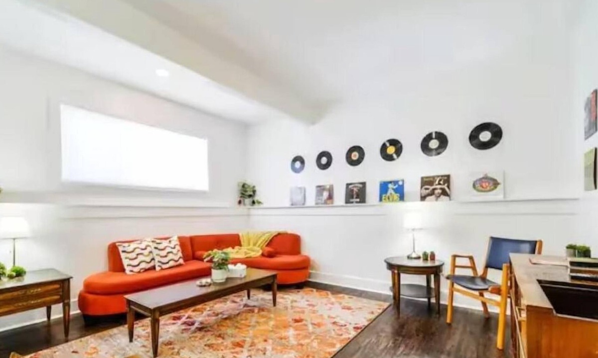 Jasper Place House | Retro Vibes - King Bed - Long Stays - Garage - Wi-Fi!