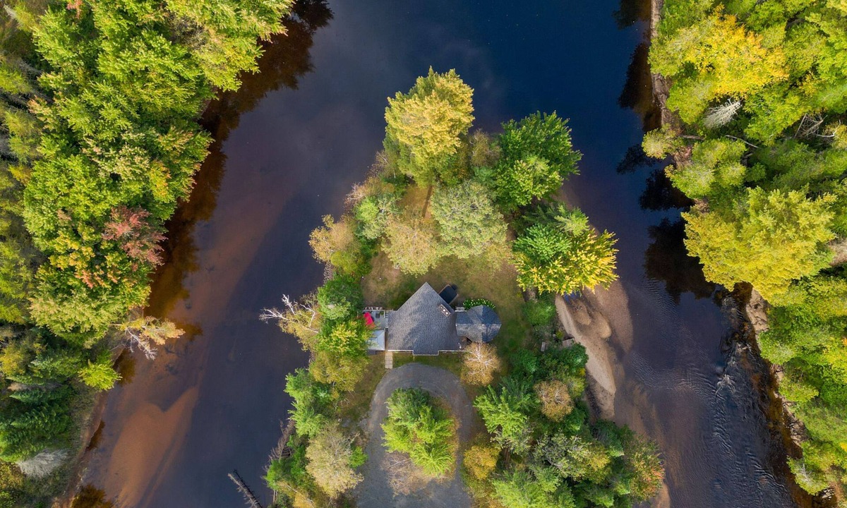 Mauricie Ski Chalet | River's Edge Chalet | 4-season Spa | BBQ | Riverfront | 3 Kayaks | Mauricie