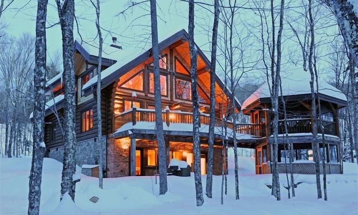 Mont-Tremblant House | Riverfront loghome. 3-minutes to ski resort. Theatre room as bonus 5th bedroom.