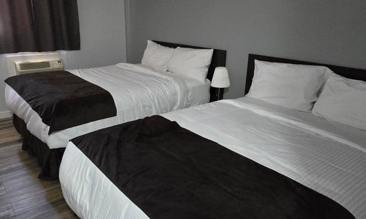 Division No. 16 Hotel | Roblin Motor In