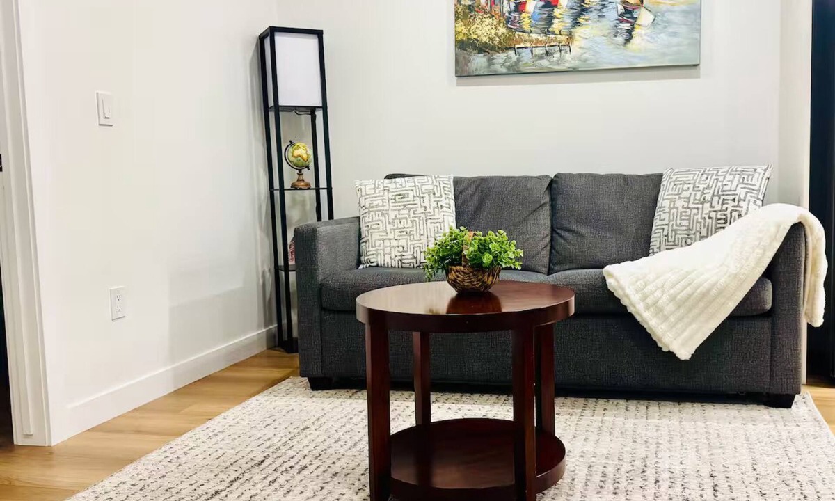 Cochrane House | Rockies Retreat |Cozy Modern Suite, Mountain Vibes