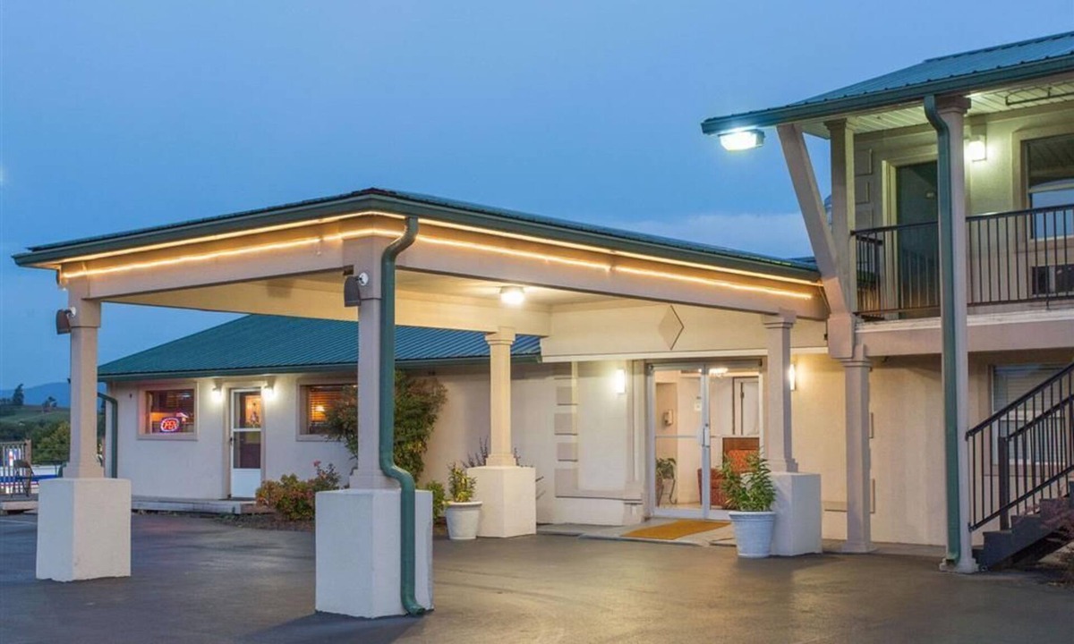 Glade Spring Hotel | Rodeway Inn