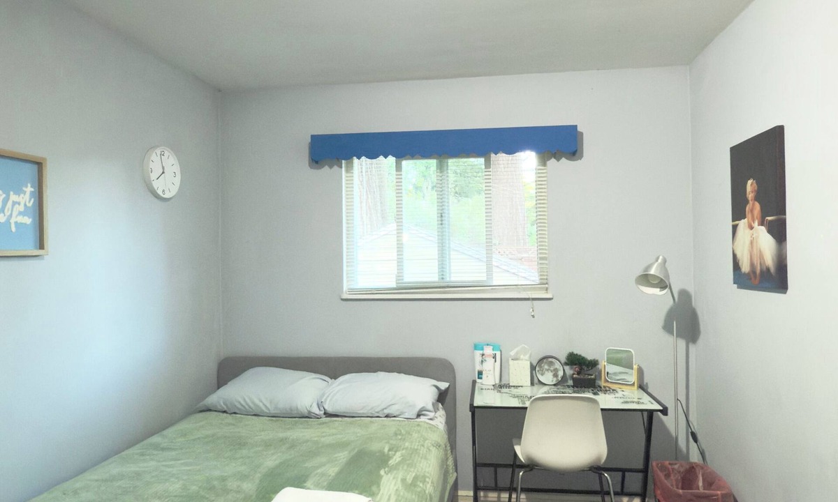Burnaby House | Room in Burnaby