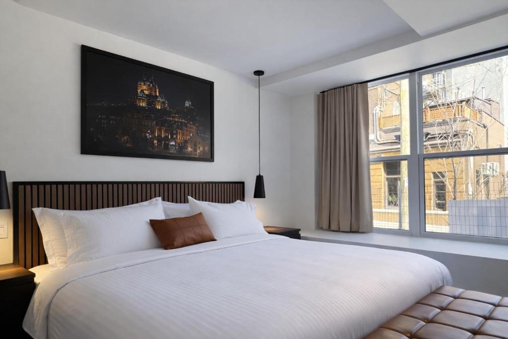 La Cite-Limoilou Hotel | Room with 1 King-Size Bed Downtown Quebec City