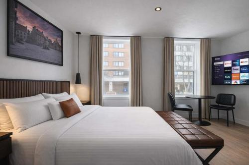 La Cite-Limoilou Hotel | Room with 1 Queen Bed Downtown Quebec