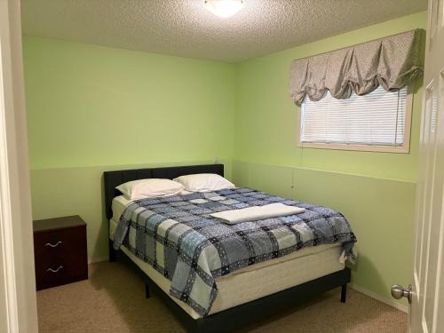 West Edmonton House | Room with Extra Comfort near West Edmonton Mall Room 3