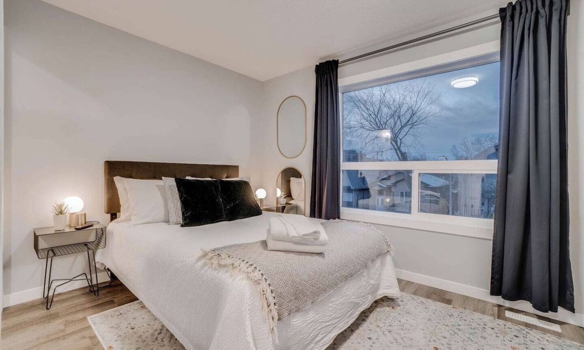 North Central Edmonton House | Ross – 10 Bedroom Downtown Duplex for Up to 18 ppl