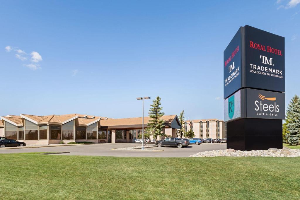 West Edmonton Hotel | Royal Hotel West Edmonton, Trademark Collection by Wyndham