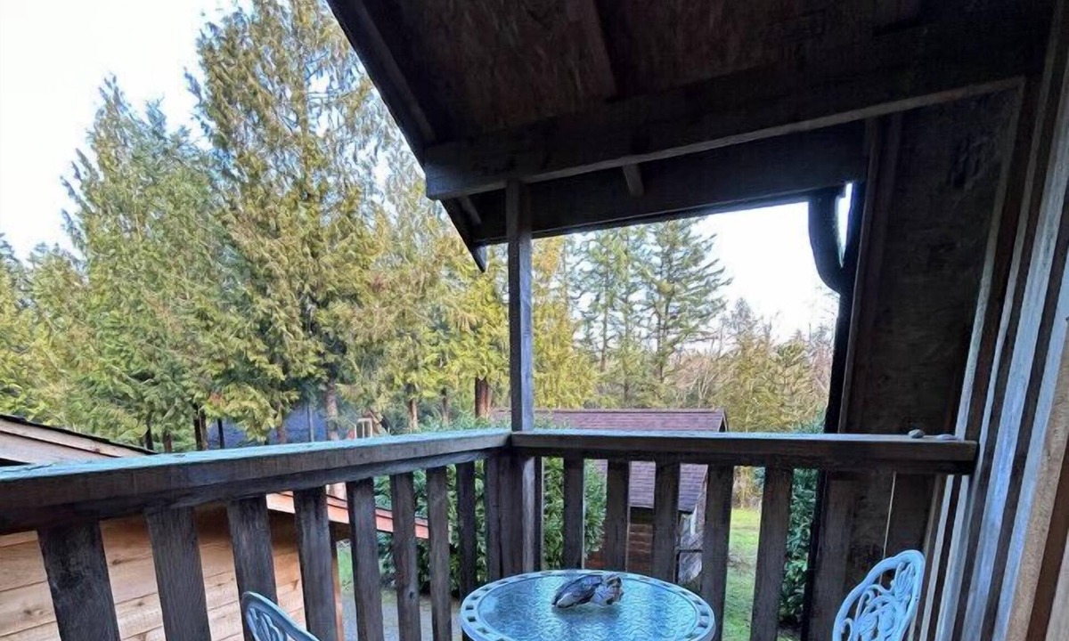 Shawnigan Lake House | Rustic 1 Bedroom farm style loft with fire pit