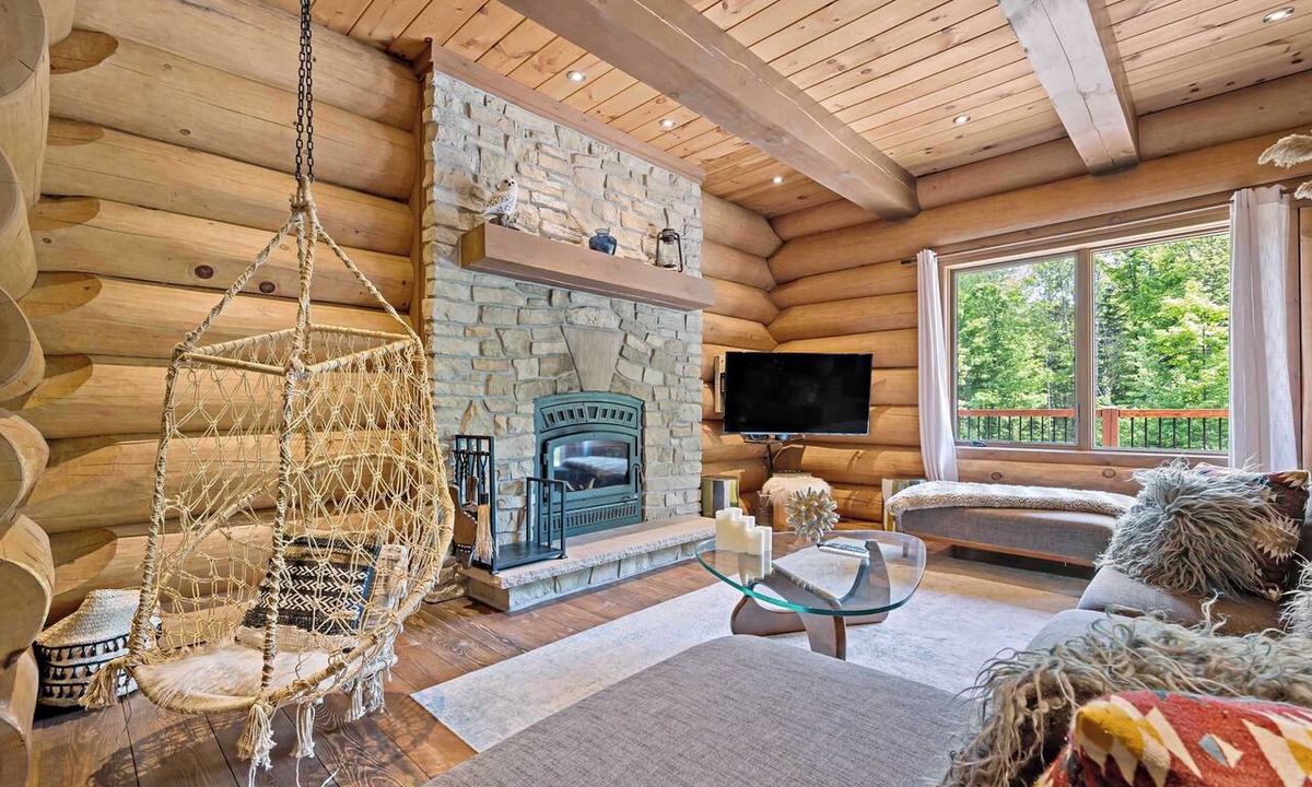 Saint-Faustin-Lac-Carre Ski Chalet | Rustic Chalet & Serenity in Mont Blanc