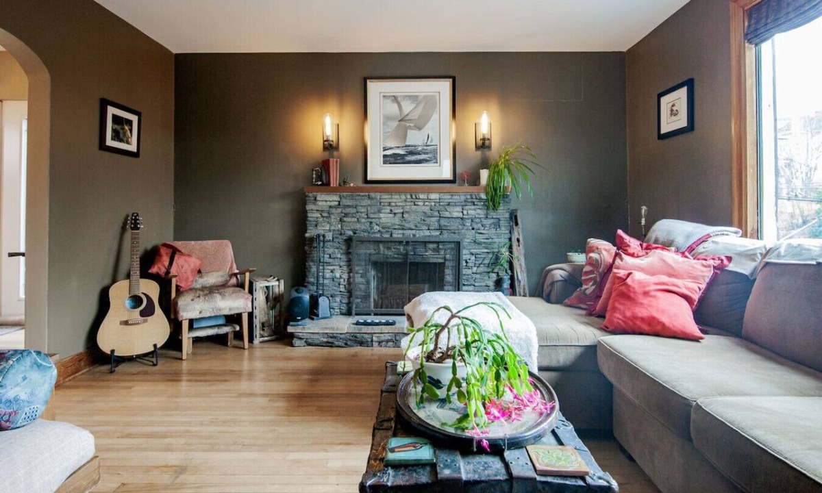 Dartmouth House | Rustic Charm: Vintage Farm Retreat in Dartmouth
