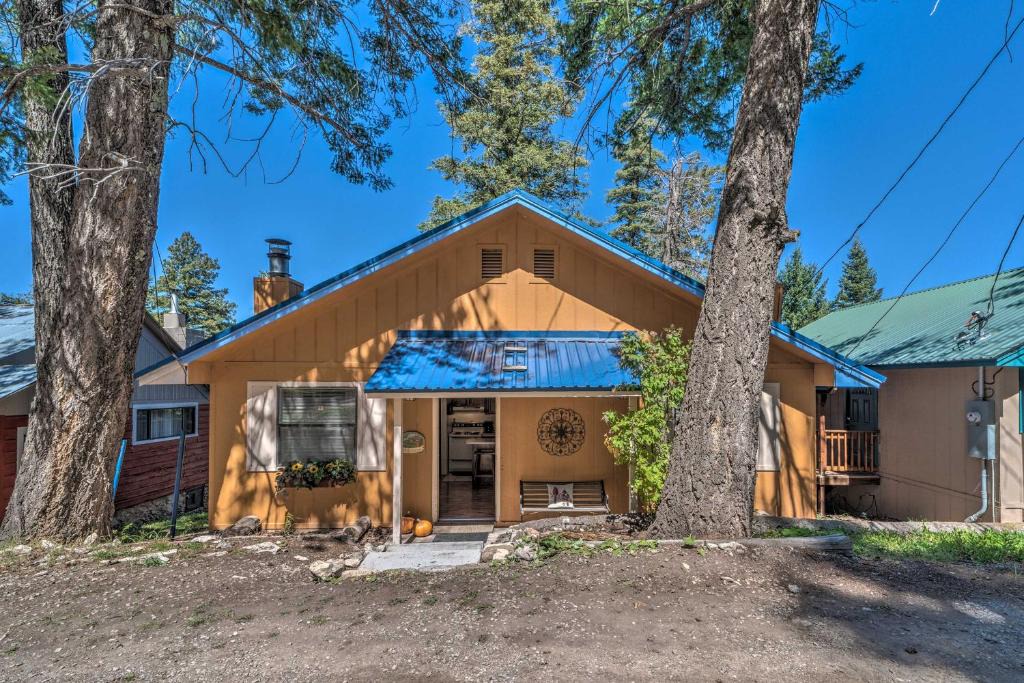 Cloudcroft House | Rustic Cloudcroft Cabin with Hot Tub and Fireplace!
