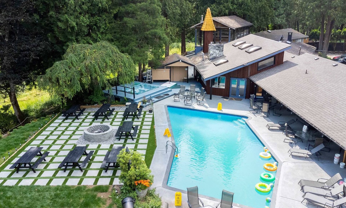 Langley House | Rustic Farm House with Pool , Hot Tub and Sauna - Events Allowed