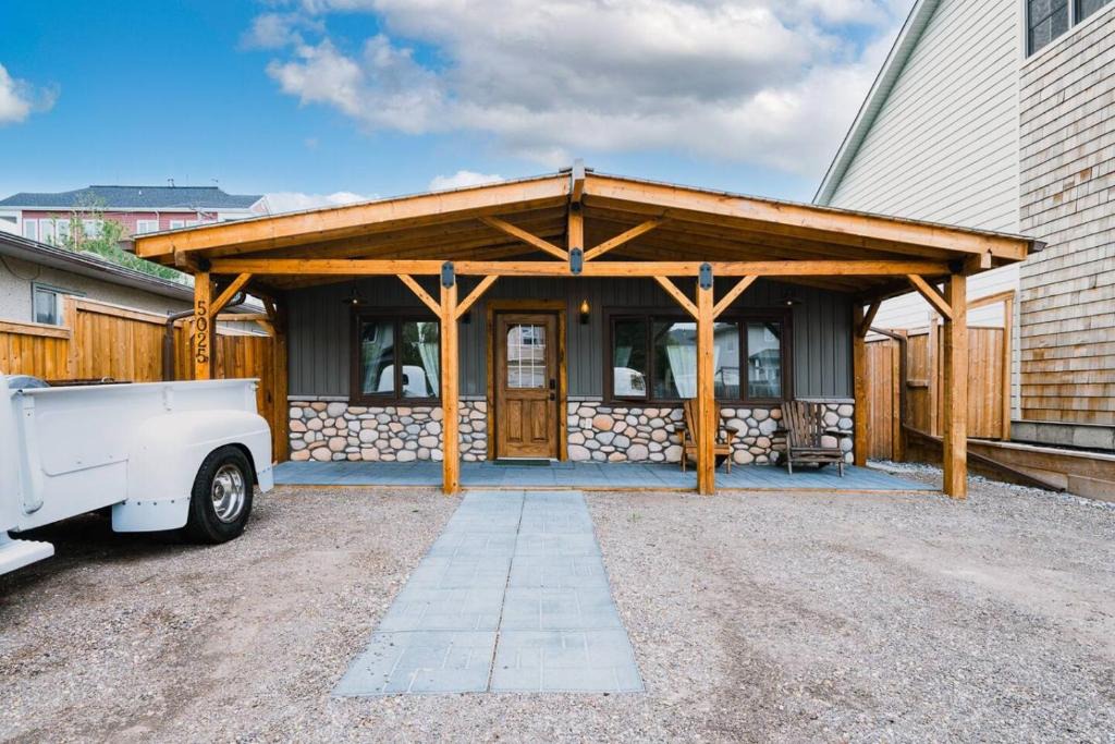 Sylvan Lake House | Rustic Old West Cabin 1 Block to Beach Accessible Private Yard